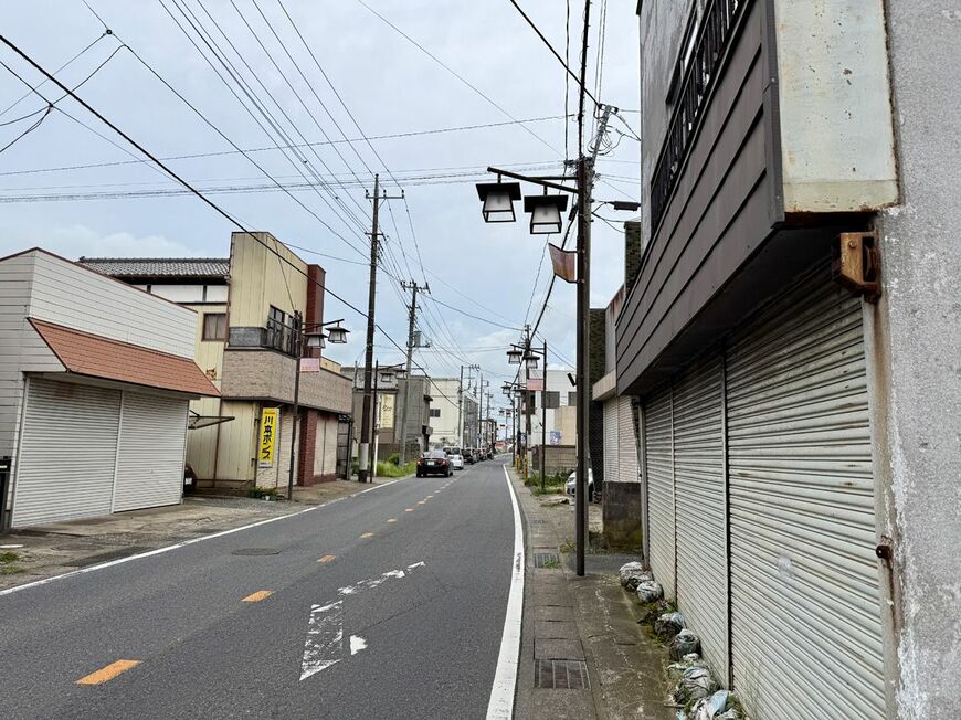 「小見川アピオ」から小見川駅に続く商店街はシャッター街（写真：筆者撮影）