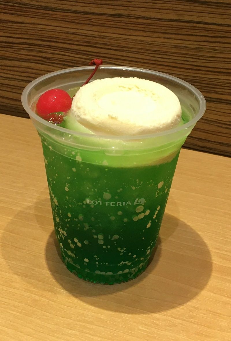 4月22日より発売した「出前クリームソーダ」。軽減税率8％税込価格550円（筆者撮影）