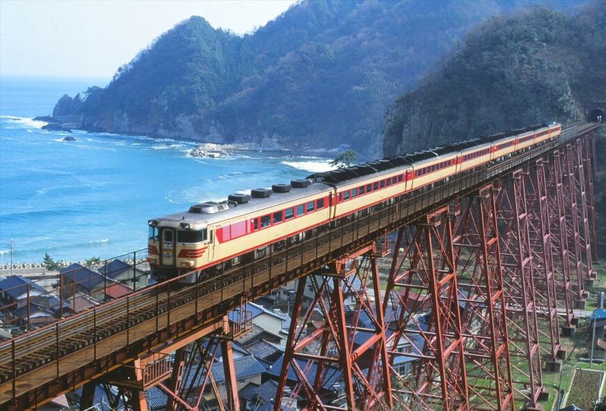 山陰本線余部鉄橋を渡るキハ181系の特急「あさしお」（撮影：南正時）