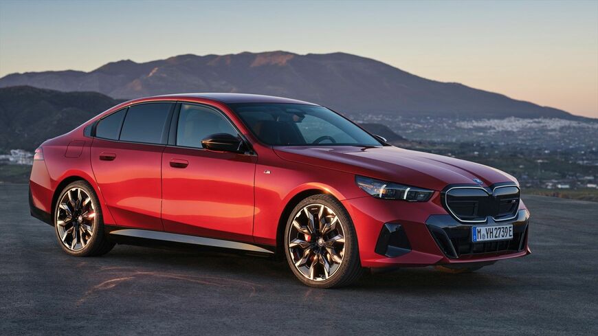 BMW 5シリーズ。写真はEVモデルのi5（写真：BMW）