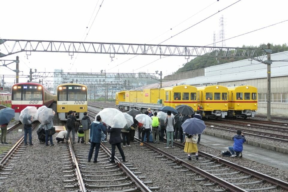 京急｢黄色い車両大集合｣､レア企画連発の背景 貸し切り仕様｢新造車両｣が