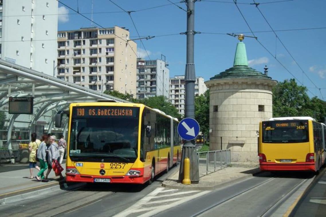 ワルシャワの路線バスは路面電車の駅に入ってくる