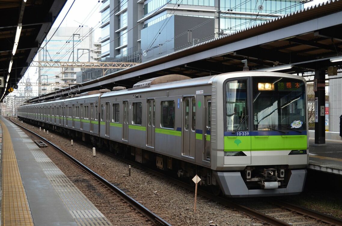東京都交通局の10-300R形。既存の中間車に、新造の