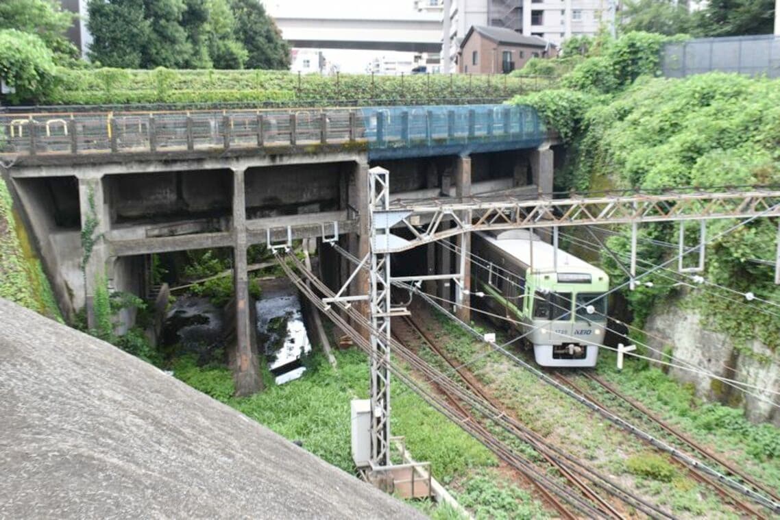 京王電鉄井の頭線が明大前駅の近くで玉川上水を潜る。東京