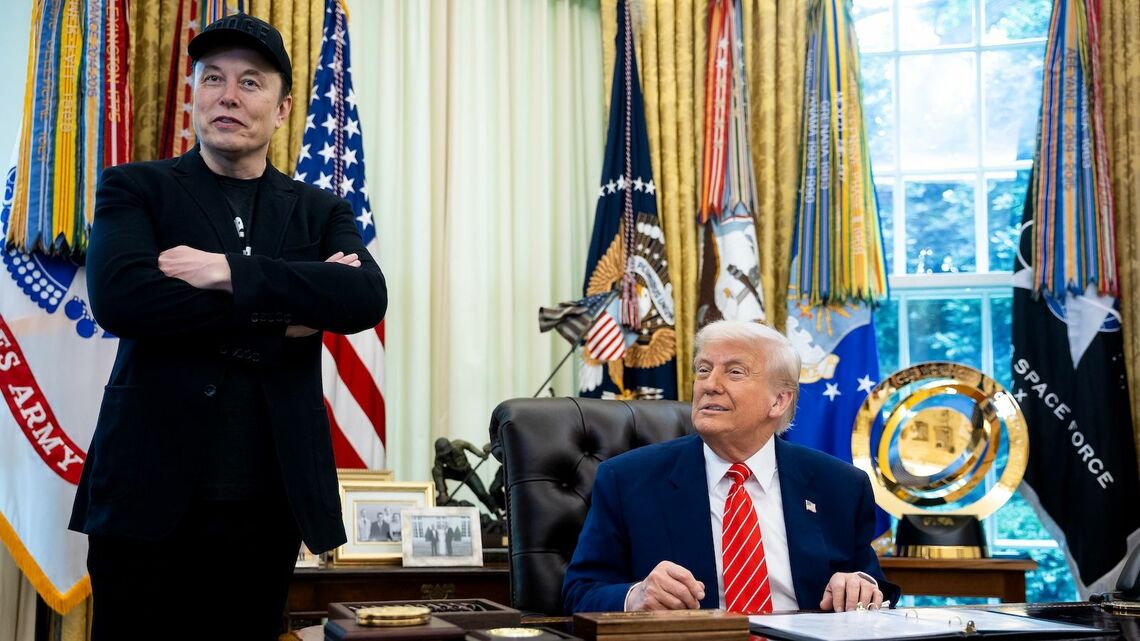 5月30日に行われた離任式は和やかだったが、6月に入るや、痛烈な言葉の応酬が始まった（写真： Francis Chun／Bloomberg）