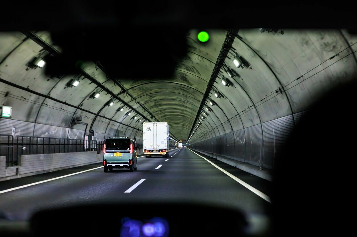 景色が単調で視界も様子も異なるトンネル内（写真はイメージ、写真：みやすん / PIXTA）