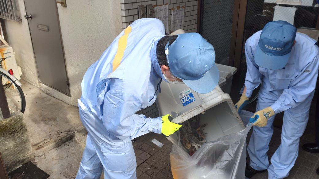 バケツをひっくり返してごみを取り切る