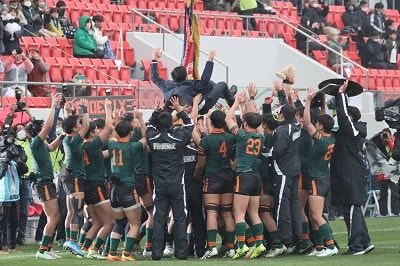 藤田さんは選手に胴上げされて、優勝の喜びを分かち合った（写真：東福岡高校提供）
