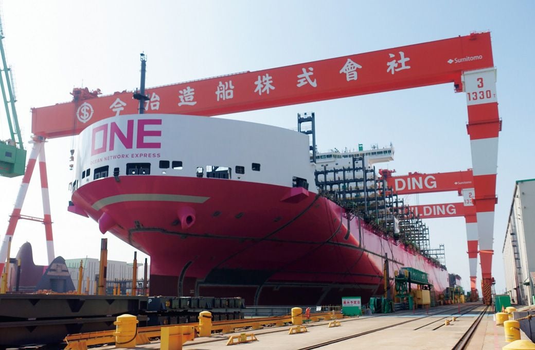 今治造船最大の丸亀工場で建造が進む、積載1万3900個クラスのコンテナ船（写真：編集部撮影）