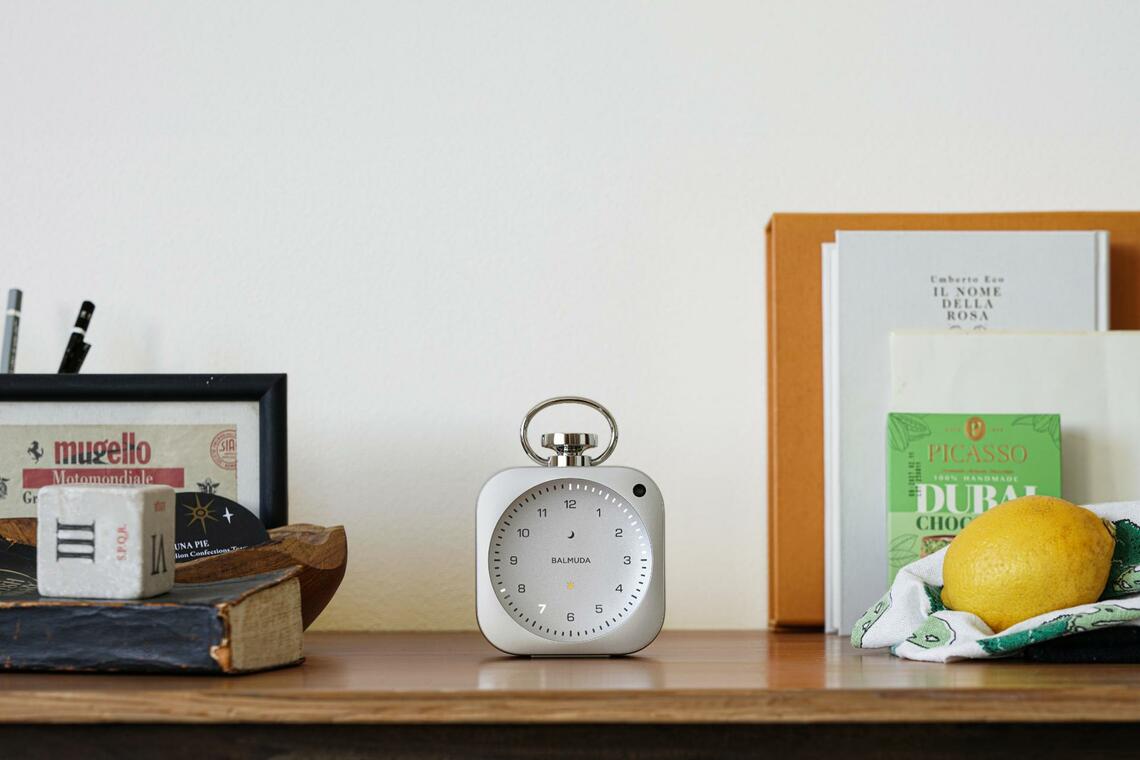 光による表示は刹那的で軽く（エフェメラル）に感じられる。The Clockでは、今、この瞬間の時・分・秒をソリッドなアルミを白くペイントし物質化することを目指したかに見える（実際はペイントではなく発光）（写真：バルミューダ）