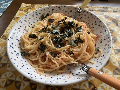 これがAさんが食べていたという痛風の原因となった「たらスパ」。母親にウン十年ぶりに作ってもらった（写真：鈴木さん撮影）