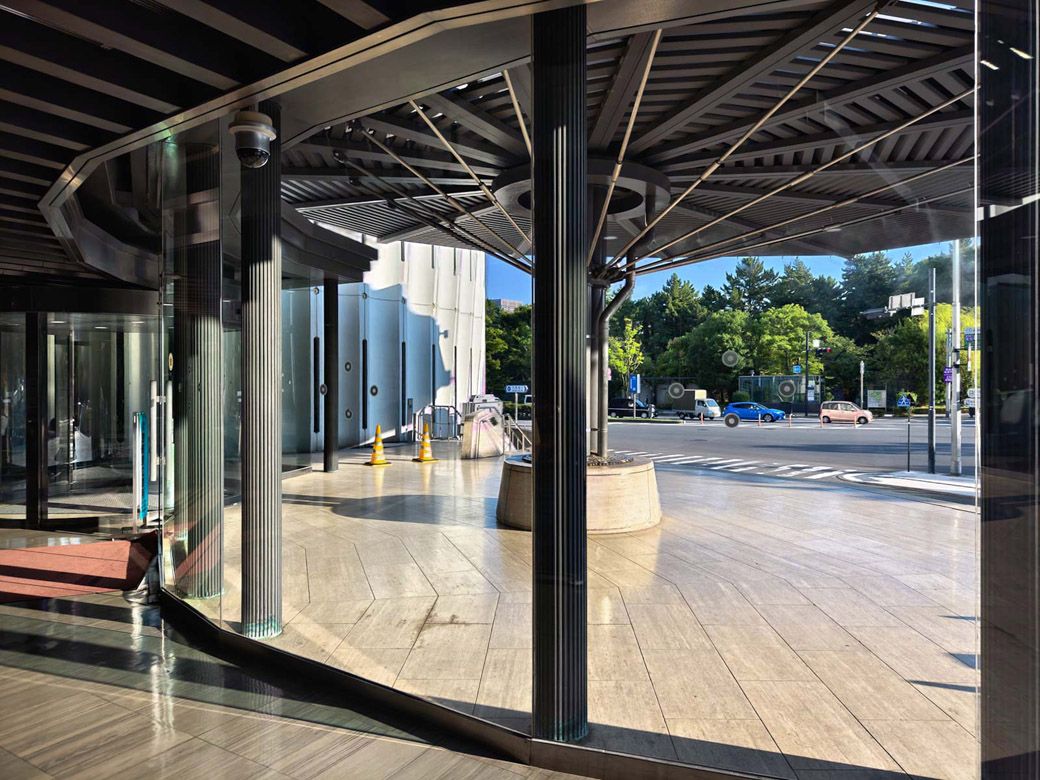 西玄関のエントランス