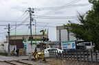 駅前には米軍横田基地への引き込み線が通っている