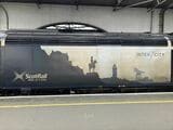 機関車側面に描かれたスコットランドの風景のシルエット（筆者撮影）