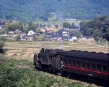 赤帯の客車を連結した「ふるさと列車おくのと」号＝1973年9月・能登中島―西岸間（撮影：南正時）