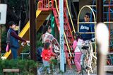 2000年、子どもを連れて都内の公園で遊ぶ石橋貴明・鈴木保奈美（写真：週刊女性PRIME編集部）