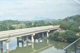ラオス・中国鉄道と並行するラオス・中国高速道路（筆者撮影）