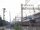 すでに高架化されている八幡山駅から上北沢駅へと下りてくる電車（記者撮影）