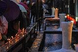 飛騨古川の冬の伝統行事「三寺まいり」では、瀬戸川沿いに「和ろうそく」の炎がゆらりと揺れる「千本ろうそく」が圧巻です（写真：kouyunosa／PIXTA）