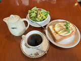 これが本日オーダーしたモーニングセット。ハムエッグ・トースト＆コーヒー780円＋ポット150円＋グリーンサラダ230円＝合計1160円 