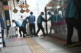 1号車の先頭のドアでも荷物が運び出されている（記者撮影）