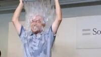 孫さん､頭から｢たらいの氷水｣かぶる 難病ALS対策チャリティーの一環で