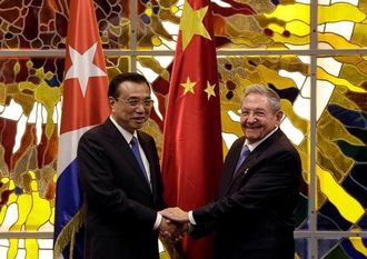 中国首相がキューバ訪問､関係強化で合意