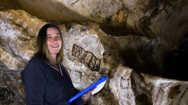 人類は､一体いつから文字を使い始めたのか 氷河期の洞窟に残され