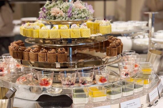 フロマージュブランロールケーキ、チョコレートロールケーキ、エルダーフラワーゼリー、パンナ・コッタ・マンゴーソース、パンナ・コッタ・抹茶ソース