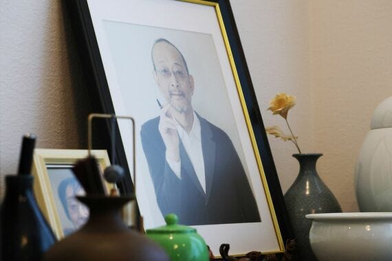 亡き夫と姑の写真