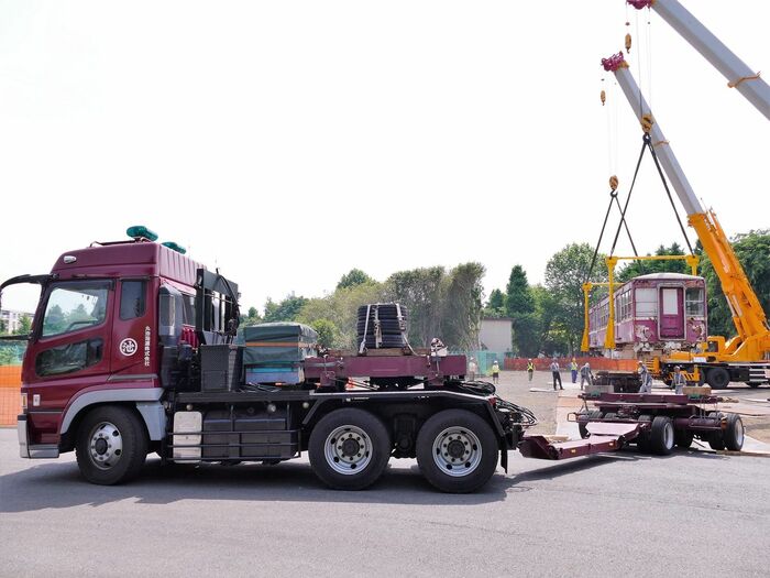 川口市の青木町公園からデハ230形を搬出する作業