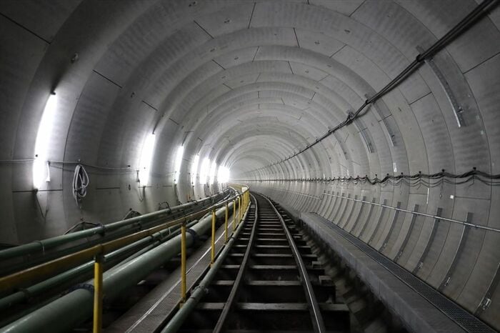 地下深くで建設中のトンネル