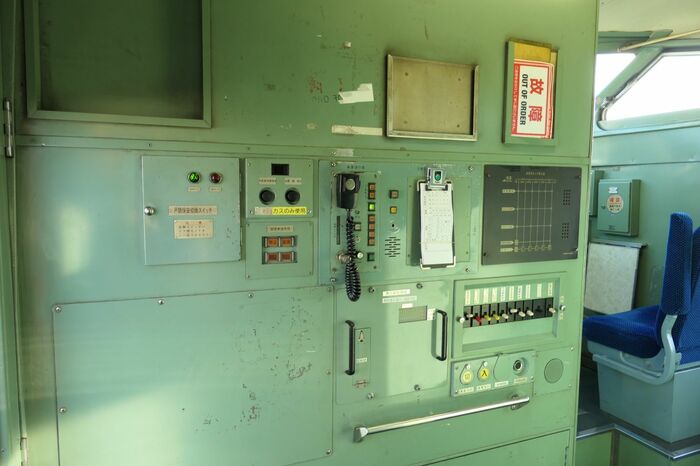 運転席後部にある車掌用機器。左上が小窓