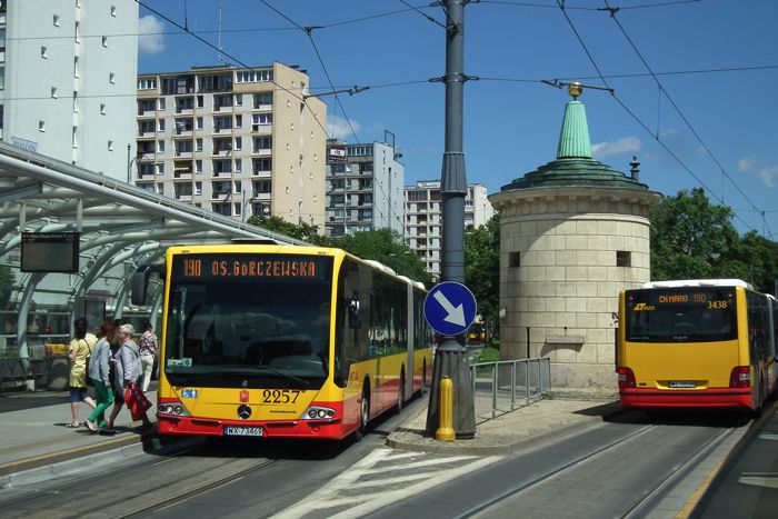 ワルシャワの路線バスは路面電車の駅に入ってくる