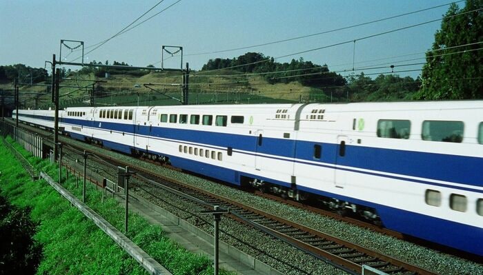 2階建て車を4両連結した「グランドひかり」
