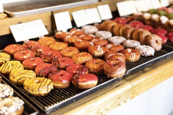 昼時ともなると、ドーナツが次から次へと売れていく（撮影：今井 康一）