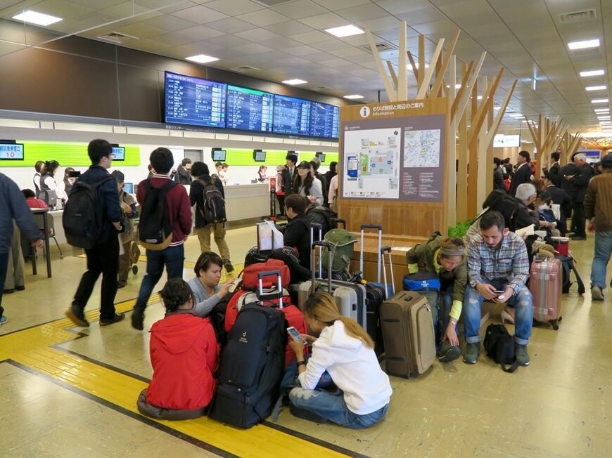 画像を拡大 待合室は混み合い、床に座る外国人利用者も
