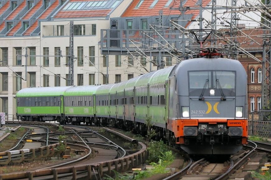 ドイツをはじめヨーロッパでは参入自由化によってさまざまな運行会社の列車が同一線路上を走っている。格安列車として勢力を拡大するフリックストレインの列車（撮影：橋爪智之）