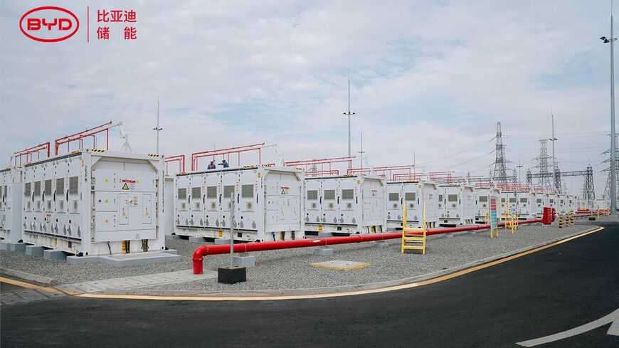 再エネ発電向けの蓄電システムでも中国企業が世界を席巻しつつある。写真はBYDエネルギー・ストレージがサウジアラビアに納入した蓄電システム（同社ウェブサイトより）