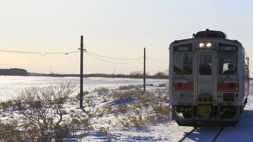 雪原を走る根室本線（花咲線）の列車。3月のダイヤ改正で大幅な減便が行われた