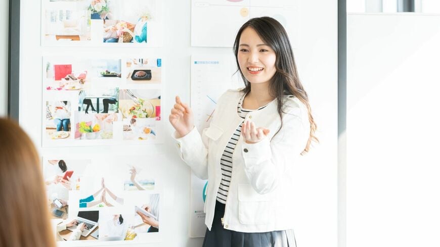 解像度の高い人は、単なる情報や感想だけではない意見を述べられるという特徴があります（写真：nonpii／PIXTA）