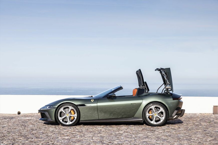 フェラーリの新型車「12チリンドリ・スパイダー」（写真：Ferrari SpA）