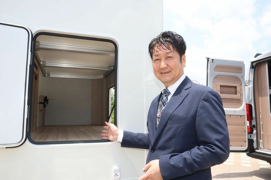 日本特種ボディーの新作キャンピングカー「アオサギ」