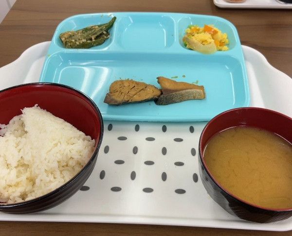 シュウゴさんが入居させられた無低の食事。具のないみそ汁に崩れた魚の切り身の日もあれば、レトルトパックがトレーにじかに置かれていることもあった。こうした粗末な朝夕飯と不衛生な居室で1カ月の利用料は8万円だったという（写真：シュウゴさん提供）