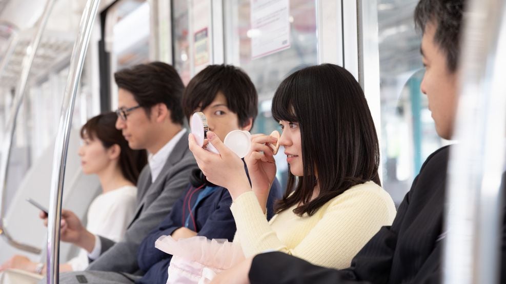 電車内で化粧する女性は許せる？許せない？ 通勤電車 東洋経済オンライン 社会をよくする経済ニュース