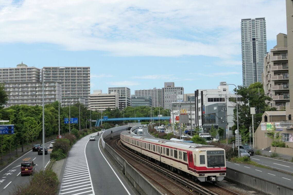千里中央駅南側の地上を走る北大阪急行の電車