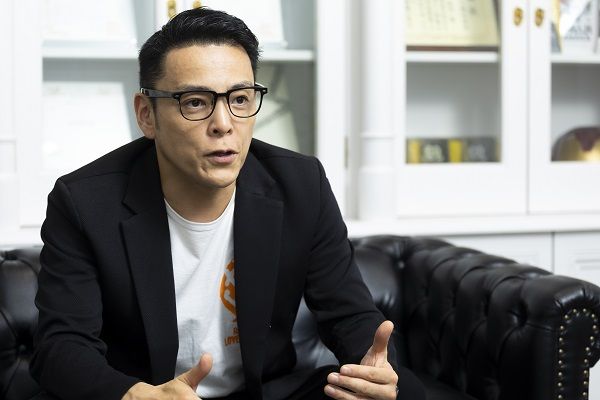 オンデーズを2008年に買収し、再建した田中修治社長。ファーウェイと共同開発したスマートグラスをかけている（写真：今井康一撮影）