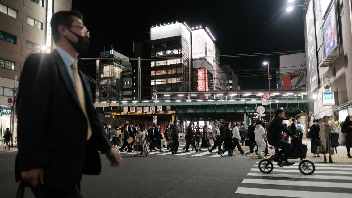 10月末の東京・新橋の様子。人の流れが少しずつ戻ってきている（写真：Soichiro／KoriyamaBloomberg）