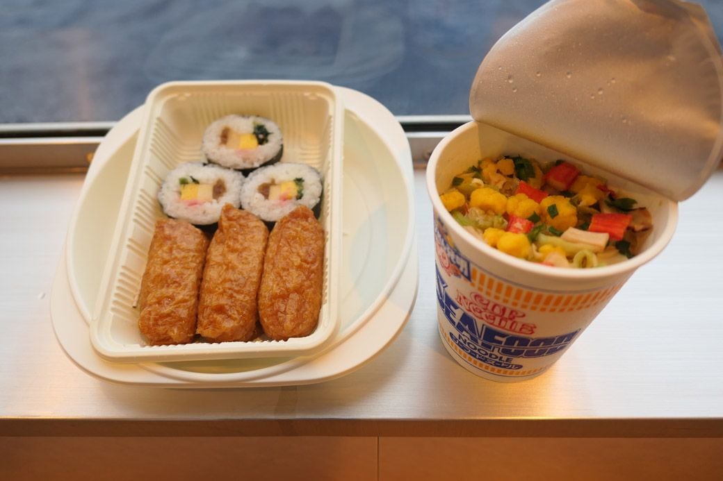 ホット助六とカップ麺