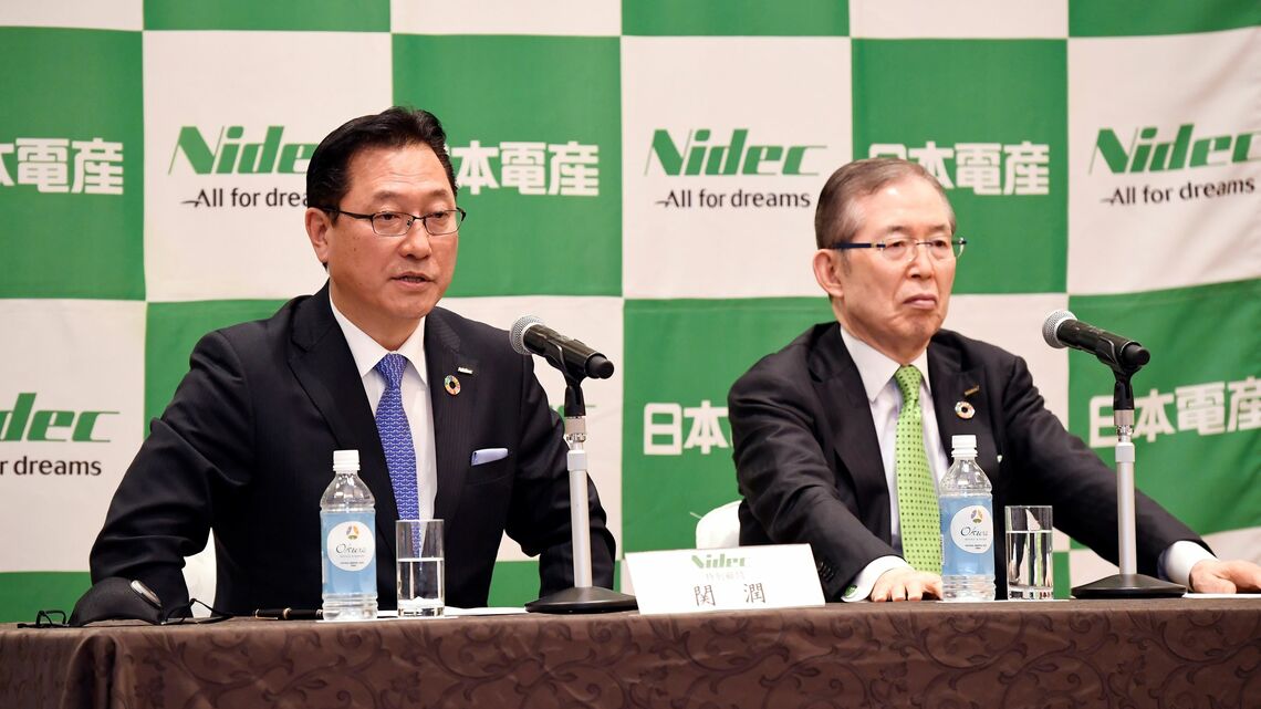2020年2月の社長交代会見に臨んだ関潤氏（左）と永守重信氏。一時は「後継者問題に決着がつく」ともみられていた（撮影：ヒラオカスタジオ）